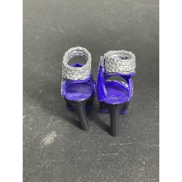 Rainbow Hight Krstal Miniature Purple Heeled Sandals With Silver Straps For Doll - Picture 3 of 4